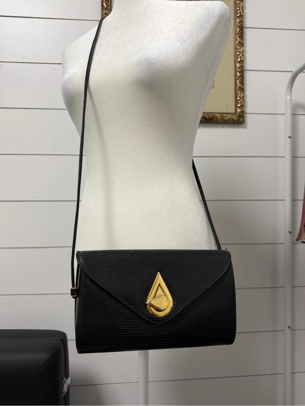 Vintage turn lock crossbody